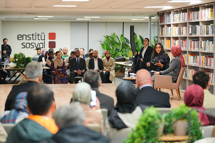 Malcolm X'in kızı yazar Ilyasah Shabbaz, İstanbul'da okurlarla bir araya geldi