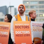 İngiltere’de doktorlar ücret ve kadro talebiyle yeniden grevde | NTV Haber