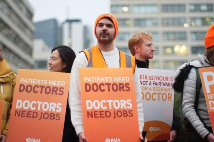 İngiltere’de doktorlar ücret ve kadro talebiyle yeniden grevde | NTV Haber