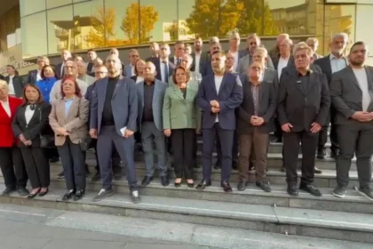 Aydın Büyükşehir Belediye Meclisi öncesi CHP'den barikat ve önerge tepkisi