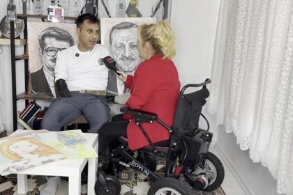 Olmayan kollarıyla hayata tutundu: Ağzıyla birbirinden güzel resimler çiziyor