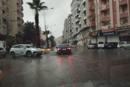 Mardin'de sağanak; dereler taştı, yollar göle döndü