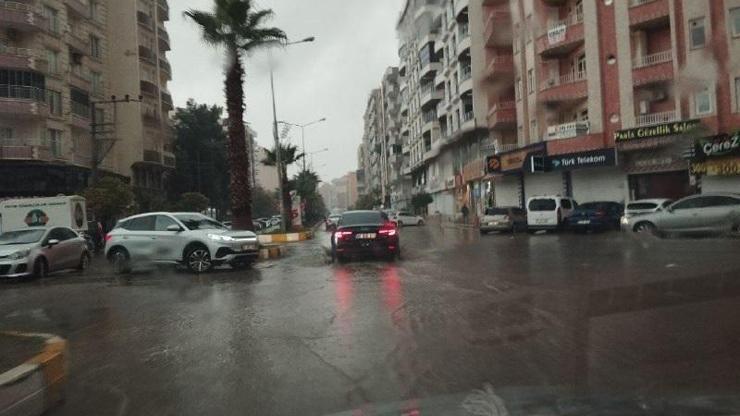Mardin'de sağanak; dereler taştı, yollar göle döndü