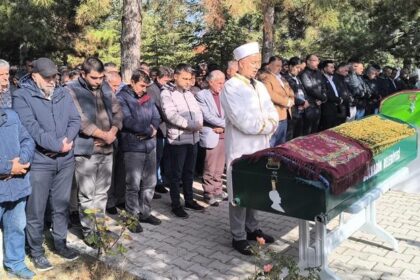 Gıda zehirlenmesi şüphesiyle ölen anne ile 2 çocuğu toprağa verildi