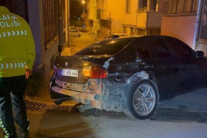 Bursa’yı birbirine kattı! Dur ihtarına uymadı, 3 araca çarptı, çareyi aracı bırakıp kaçmakta buldu