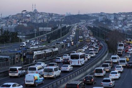 Ara tatil bitti, İstanbul’da trafik felç! Sabah saatlerinde yoğunluk %80’e ulaştı