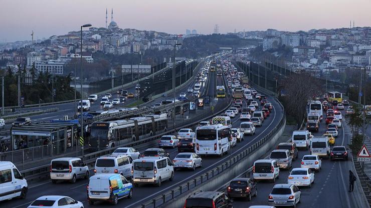 Ara tatil bitti, İstanbul’da trafik felç! Sabah saatlerinde yoğunluk %80’e ulaştı