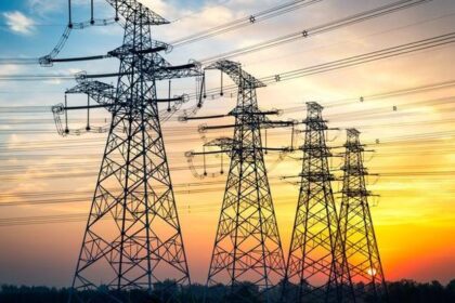 Trafo merkezindeki arıza Paris’i elektriksiz bıraktı: On binlerce ev etkilendi!