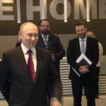 Konferansa damga vurdu Putini dans eden robot karşıladı