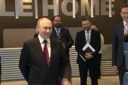 Konferansa damga vurdu Putini dans eden robot karşıladı