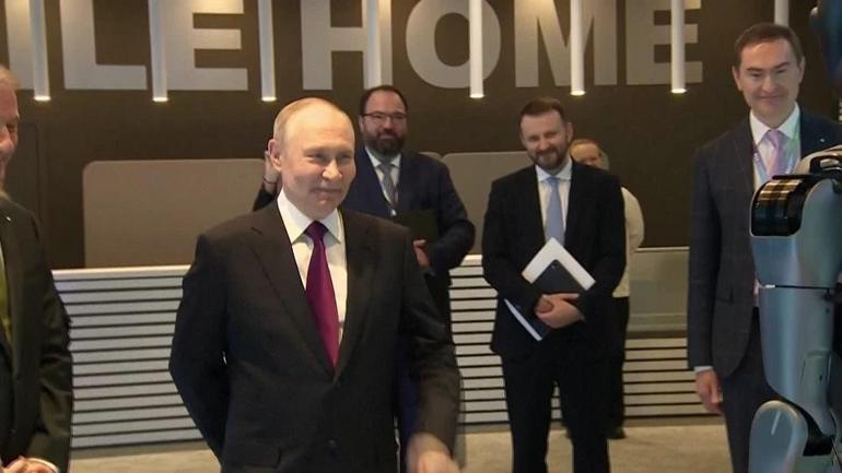 Konferansa damga vurdu Putini dans eden robot karşıladı