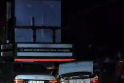 Çorum'da park halindeki vince, peş peşe iki otomobil çarptı: 1 ölü, 1 yaralı