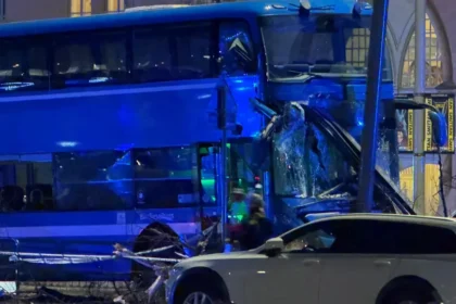 İsveç'te otobüs durağa girdi: 3 ölü | NTV Haber