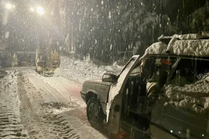 Yoğun kar yolları kesti | NTV Haber