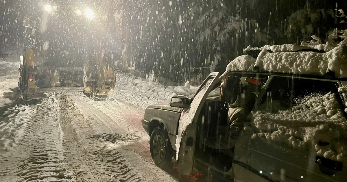 Yoğun kar yolları kesti | NTV Haber