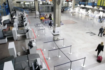 Kaçak sigara balonları Vilnius Havalimanı'nı kapattı