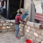 Gazze'de barınma krizi: Çamurla evini onarmaya çalışıyor