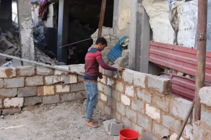 Gazze'de barınma krizi: Çamurla evini onarmaya çalışıyor