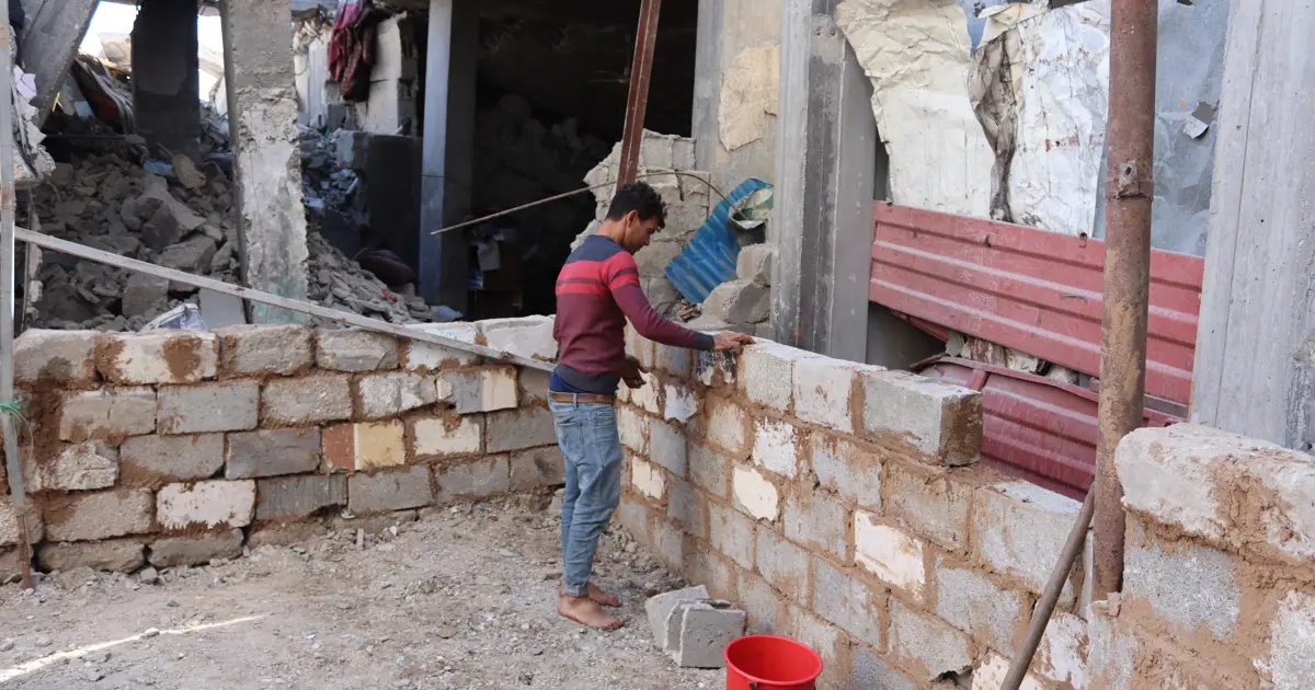 Gazze'de barınma krizi: Çamurla evini onarmaya çalışıyor