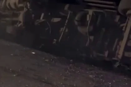 Elektrik direğine çarpan kamyon mahalleyi karanlığa gömdü | NTV Haber