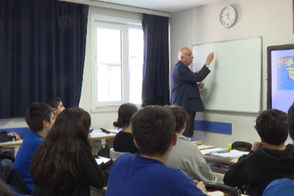 Yarım asırlık öğretmen... 72 yaşında hala tahta başında | NTV Haber