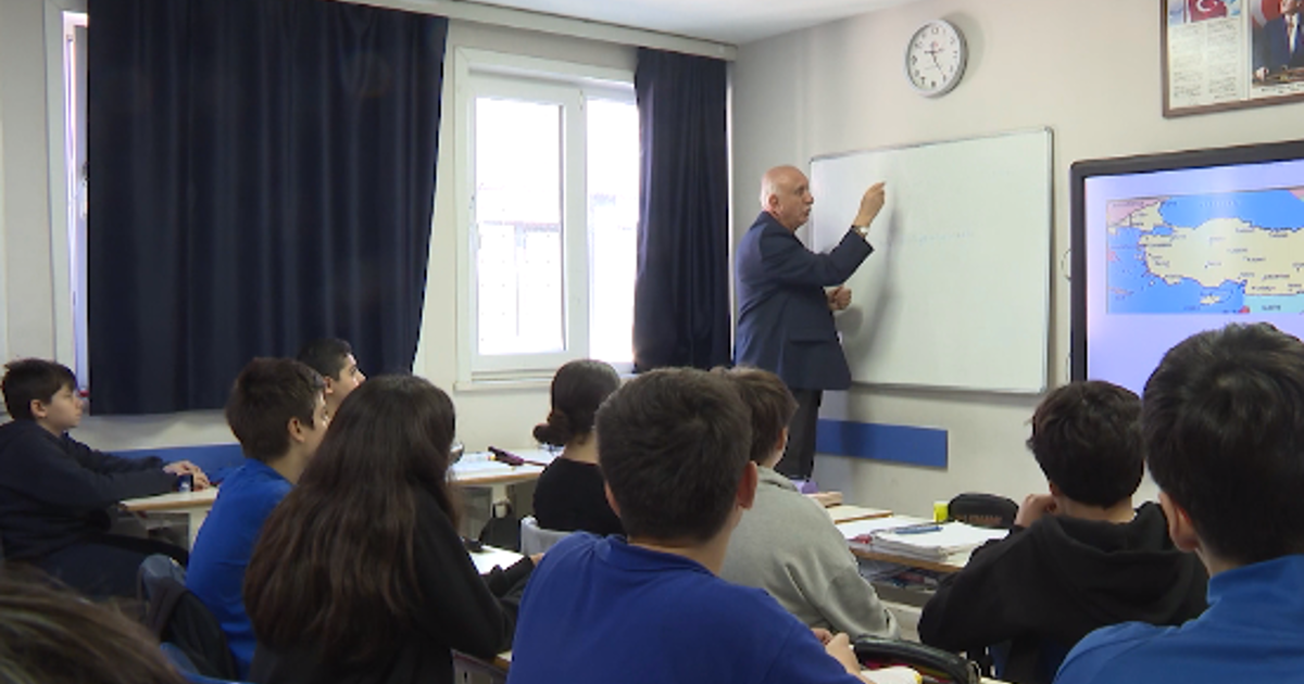 Yarım asırlık öğretmen... 72 yaşında hala tahta başında | NTV Haber