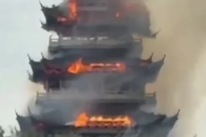 Çin’deki tarihi Yongqing Tapınağı'nda yangın çıktı  | NTV Haber