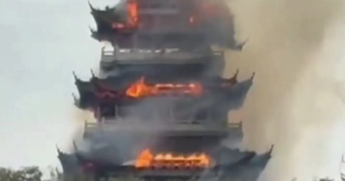 Çin’deki tarihi Yongqing Tapınağı'nda yangın çıktı  | NTV Haber