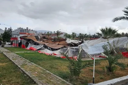 Mersin'de hortum evlere ve seralara zarar verdi | NTV Haber