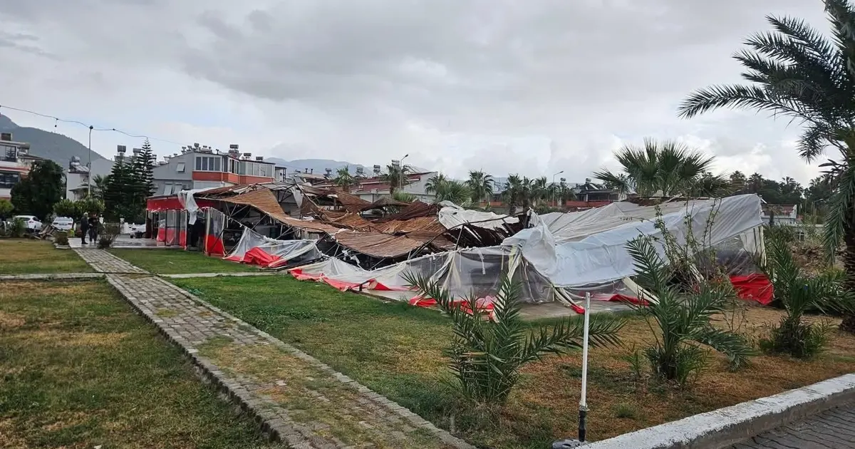Mersin'de hortum evlere ve seralara zarar verdi | NTV Haber
