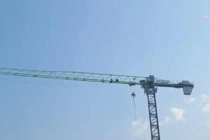 Hatay’da 24 saati aşkın süre vince çıkarak eylem yapan işçiler indirildi