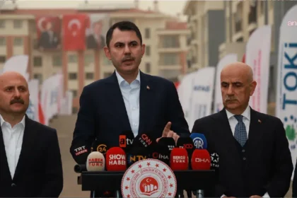 Konut teslimi öncesi sert söylem: Kurum, deprem politikalarına yönelik eleştirileri hedef aldı