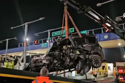 Otoyol gişelerinde feci kaza: Sürücü ağır yaralandı | NTV Haber