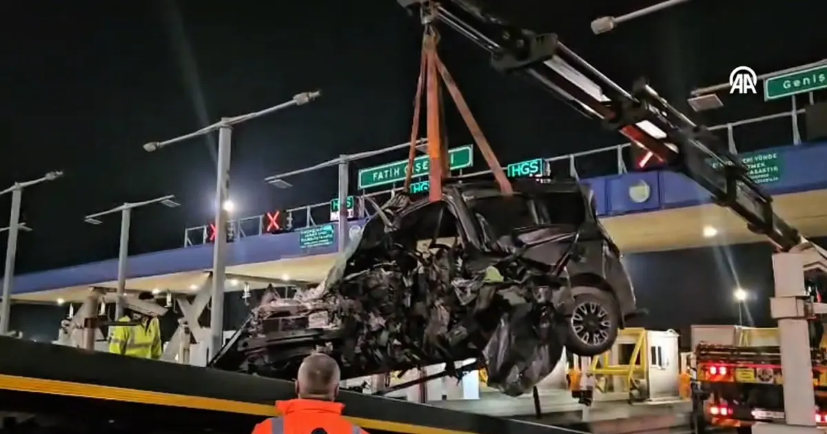 Otoyol gişelerinde feci kaza: Sürücü ağır yaralandı | NTV Haber