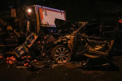 TEM'de kaza: Otomobil kamyonete çarptı, 2 kişi yaralandı | NTV Haber