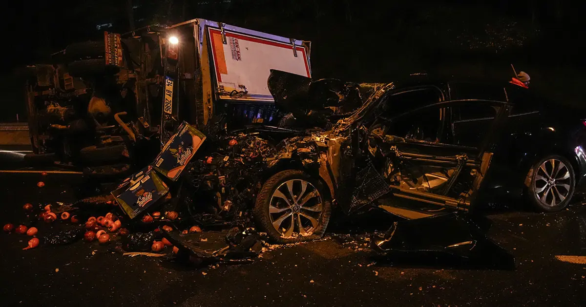 TEM'de kaza: Otomobil kamyonete çarptı, 2 kişi yaralandı | NTV Haber