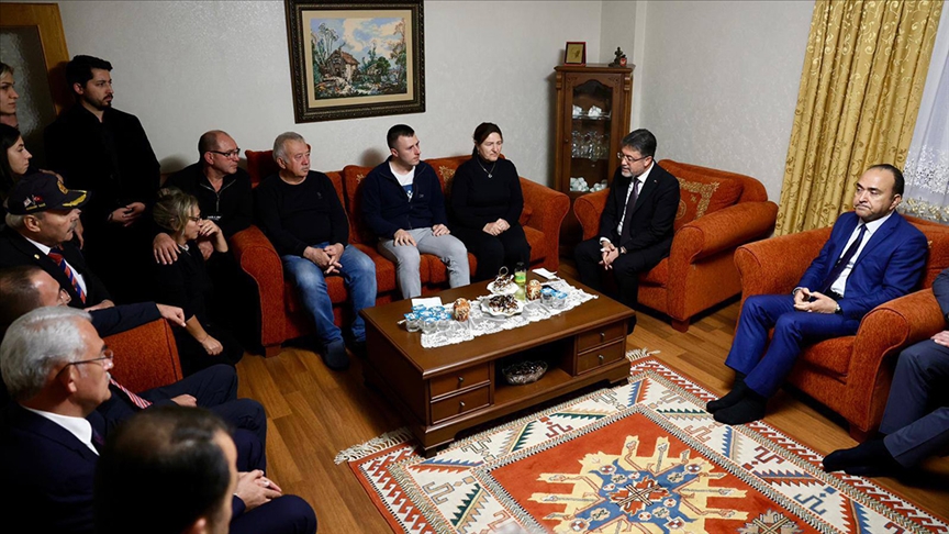 Bakan Yumaklı, Hırvatistan'daki uçak kazasında şehit olan pilot Hasan Bahar'ın ailesini ziyaret etti
