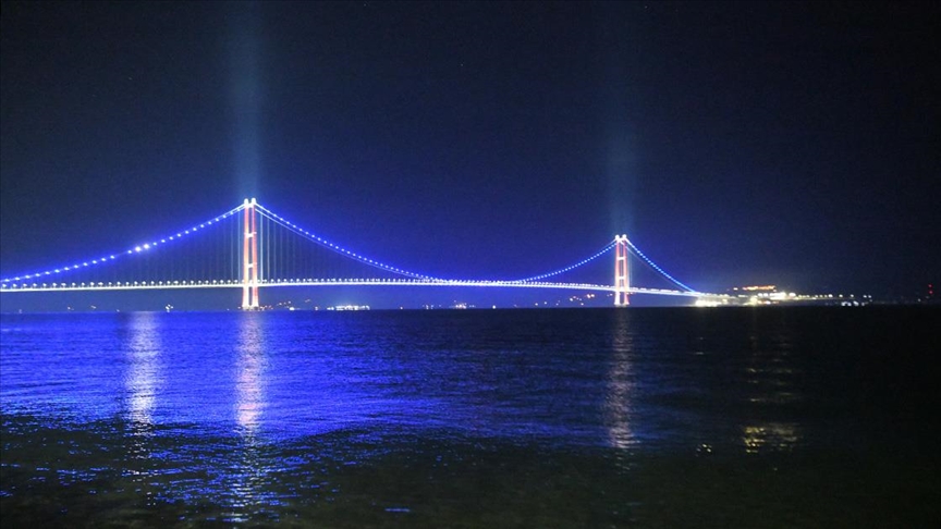 1915 Çanakkale Köprüsü Dünya Diyabet Günü nedeniyle maviye büründü