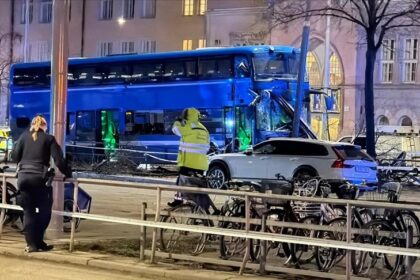İsveç'in başkenti Stockholm'de otobüsün durağa çarpması sonucu 3 kişi öldü