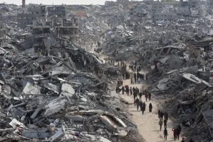 Gazze'de İsrail saldırılarında hasar gören 22 bina fırtınada çöktü. 18 kişi hayatını kaybetti