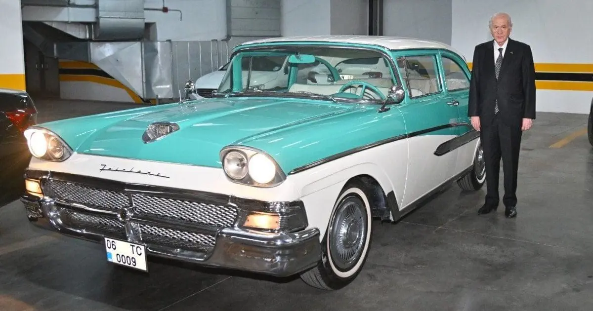 MHP lideri Devlet Bahçeli, 1958 model klasik otomobilini partisinin MYK üyesine hediye etti | NTV Haber