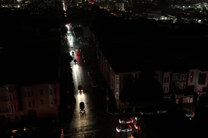 San Francisco karanlığa gömüldü. 125 bin kişi elektriksiz kaldı