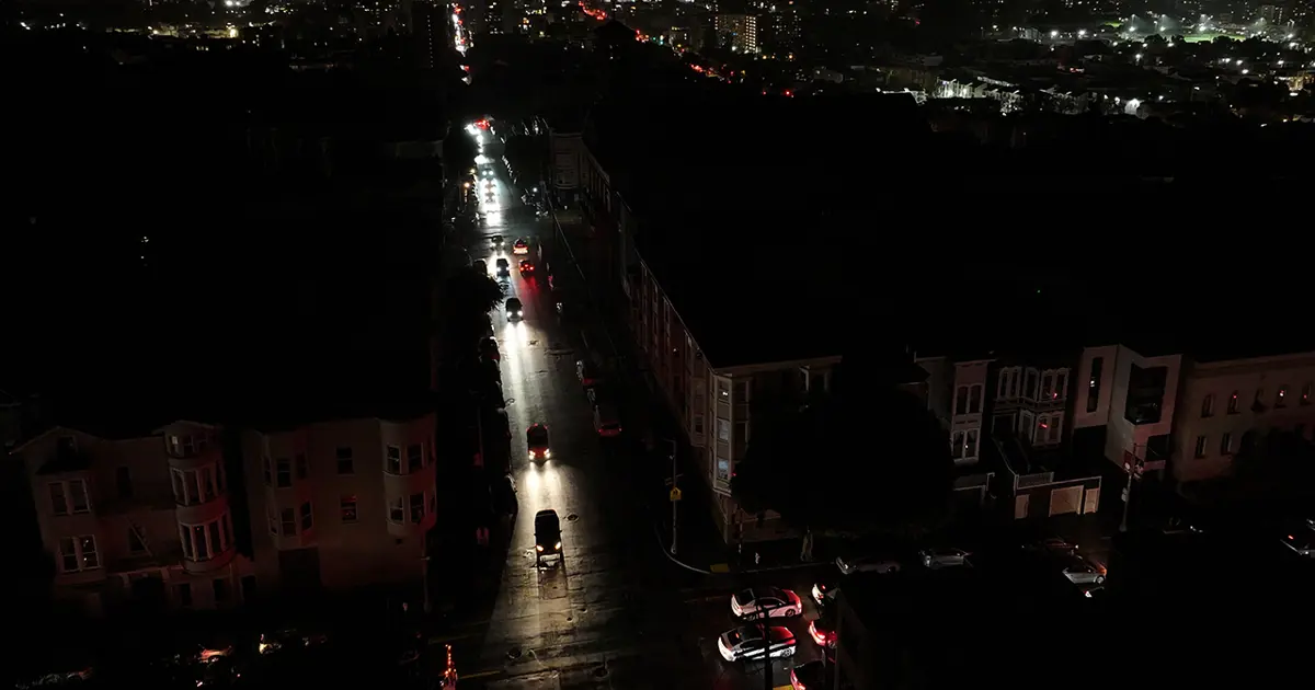 San Francisco karanlığa gömüldü. 125 bin kişi elektriksiz kaldı