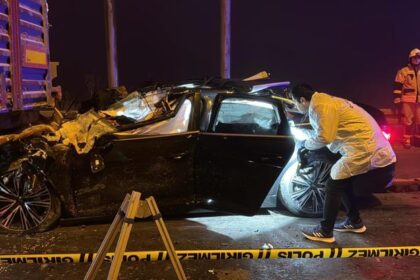 Kütahya'da otomobil TIR'a arkadan çarptı: 4 ölü