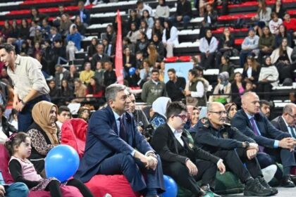 Antalya’da engeller sevgiyle aşılıyor