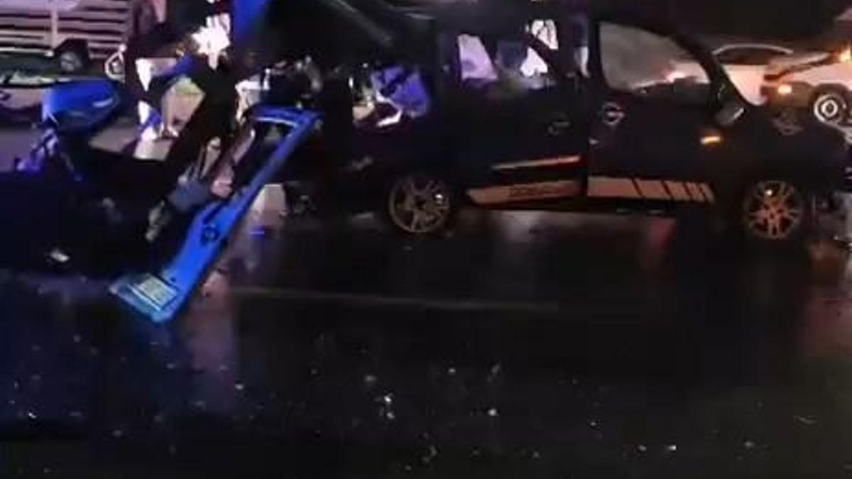 Başakşehir'de feci kaza! Zincirleme trafik kazasında 2 ölü, 6 yaralı - CNN TÜRK Son Haberler