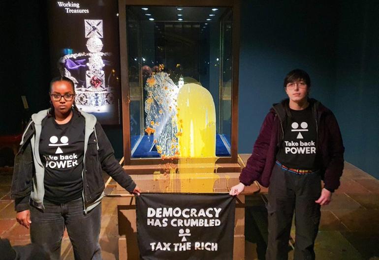 Kraliyet tacına muhallebili saldırı Pankart açtıları: Zenginleri vergilendir