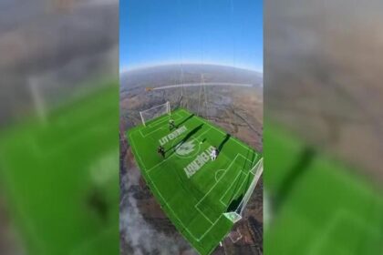 Sıcak hava balonunda futbol: 1800 metrede oynadılar