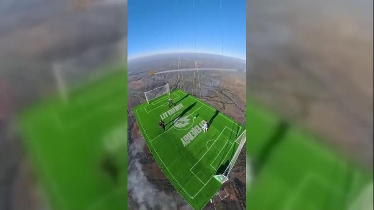 Sıcak hava balonunda futbol: 1800 metrede oynadılar