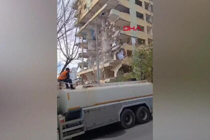 Bağcılarda bina yıkımı sırasında ölümün kıyısından döndü